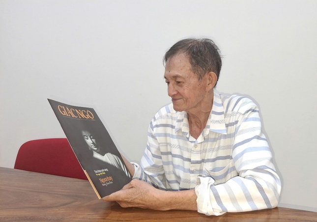 Phật tử Pháp Đức với niềm vui mỗi tuần được ngắm bìa tờ Báo Giác Ngộ sớm nhất - Ảnh: Như Danh