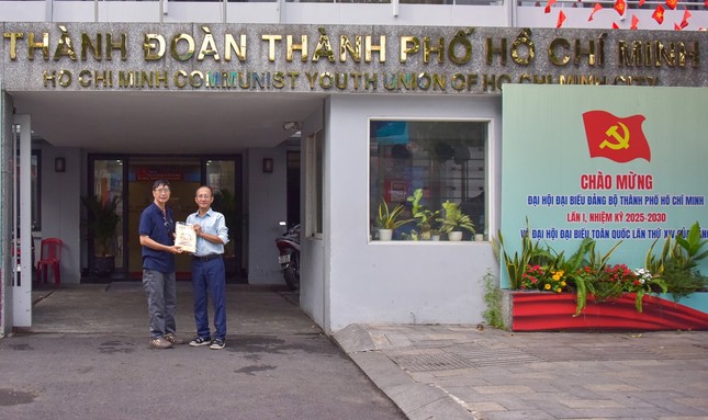 Anh Nguyễn Minh Hùng giao Báo Giác Ngộ đến Thành đoàn TP.HCM - Ảnh: Quảng Đạo