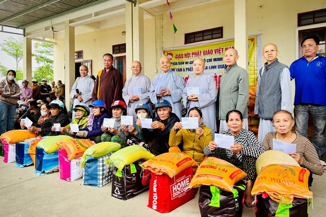 Đoàn chia sẻ đến những gia đình khó khăn do ảnh hưởng bão lũ