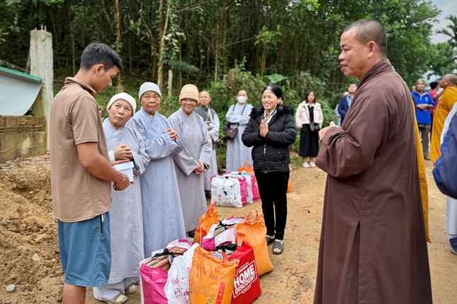 Đoàn thăm hỏi gia đình bị ảnh hưởng nặng nề do bão lũ