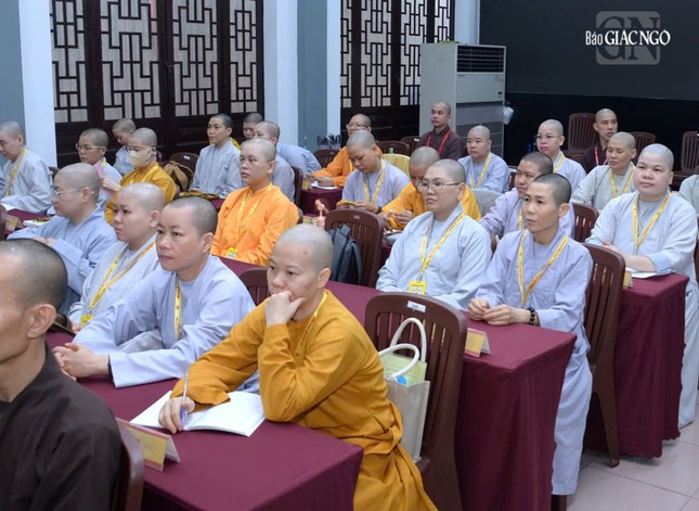 Tăng Ni Lớp Trung cấp giảng sư cũng tham gia khóa tập huấn