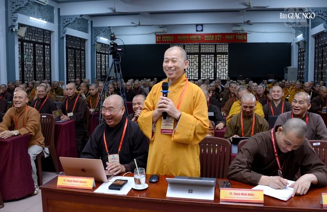 Thượng tọa Thích Minh Nhẫn đặt câu hỏi đến Hòa thượng Thích Huệ Thông tại chuyên đề đầu tiên