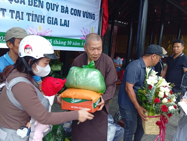 Hòa thượng Thích Giác Trí, viện chủ chùa Minh Giác trao quà đến hộ nghèo ảnh hưởng bão lũ Hòa thượng Thích Giác Trí, viện chủ chùa Minh Giác trao quà đến hộ nghèo ảnh hưởng bão lũ
