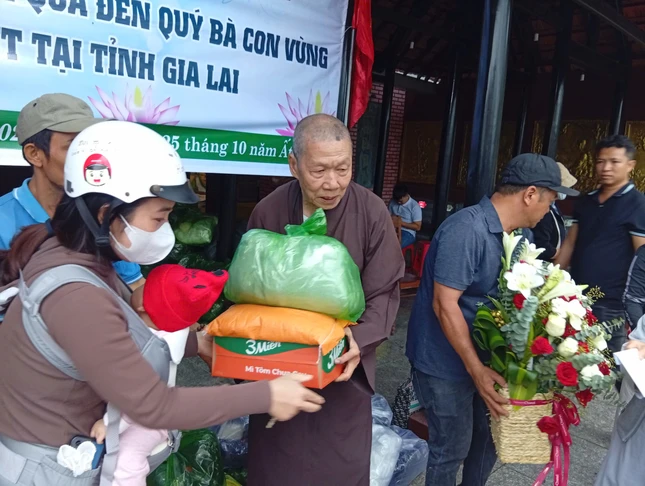 Hòa thượng Thích Giác Trí, viện chủ chùa Minh Giác trao quà đến hộ nghèo ảnh hưởng bão lũ Hòa thượng Thích Giác Trí, viện chủ chùa Minh Giác trao quà đến hộ nghèo ảnh hưởng bão lũ