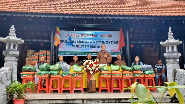 Đại đức Thích Đồng Quảng phát biểu tại buổi tặng quà Đại đức Thích Đồng Quảng phát biểu tại buổi tặng quà