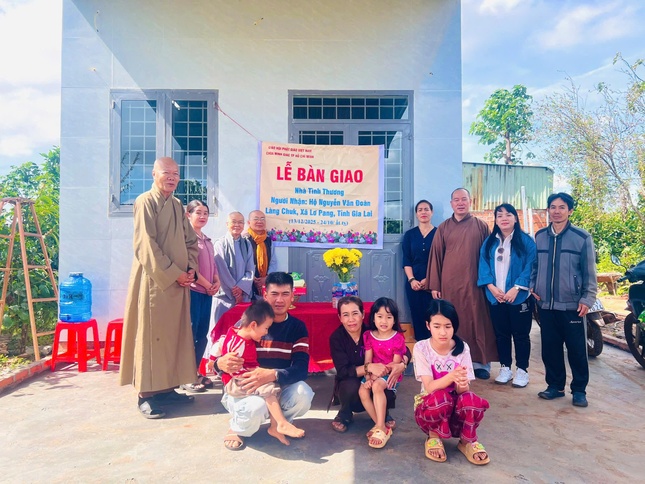 Đại đức Thích Đồng Quảng, trụ trì chùa Minh Giác và chư Tăng Ni bàn giao nhà tình thương đến gia đình ông Nguyễn Văn Đoàn Đại đức Thích Đồng Quảng, trụ trì chùa Minh Giác và chư Tăng Ni bàn giao nhà tình thương đến gia đình ông Nguyễn Văn Đoàn