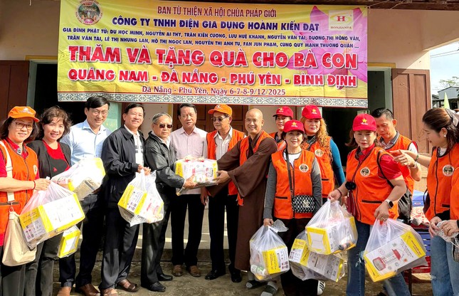 Chia sẻ với người dân vùng bão lũ