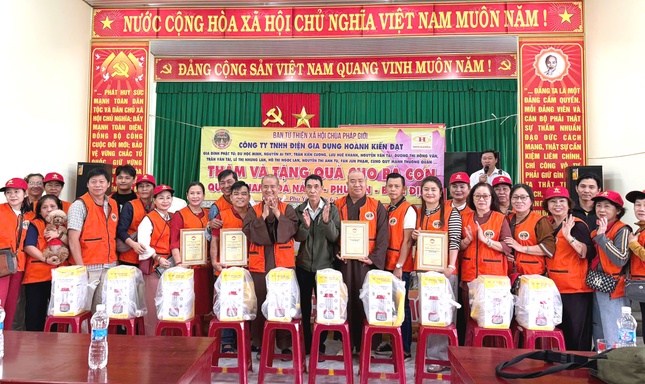 Đoàn trao quà đến bà con vùng bão lũ TP.Đà Nẵng