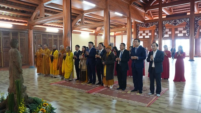 Lễ niêm hương Tam bảo tại chính điện chùa Phúc Thịnh