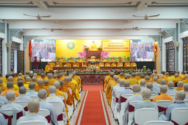 Quang cảnh lễ bế mạc và trao chứng nhận