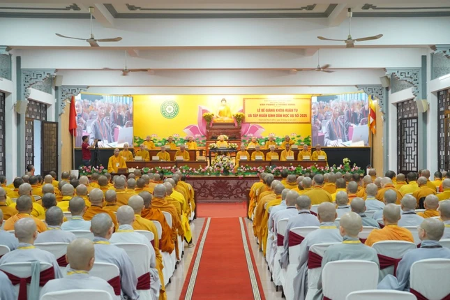 Quang cảnh lễ bế mạc và trao chứng nhận