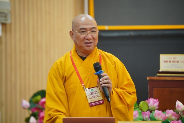 Thượng tọa Thích Phước Nguyên báo cáo công tác tổ chức