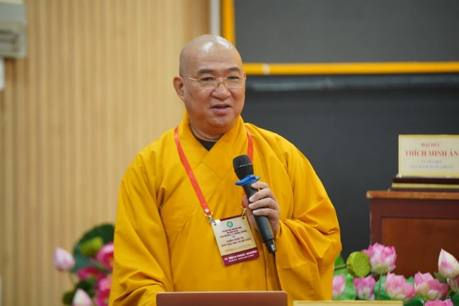 Thượng tọa Thích Phước Nguyên báo cáo công tác tổ chức