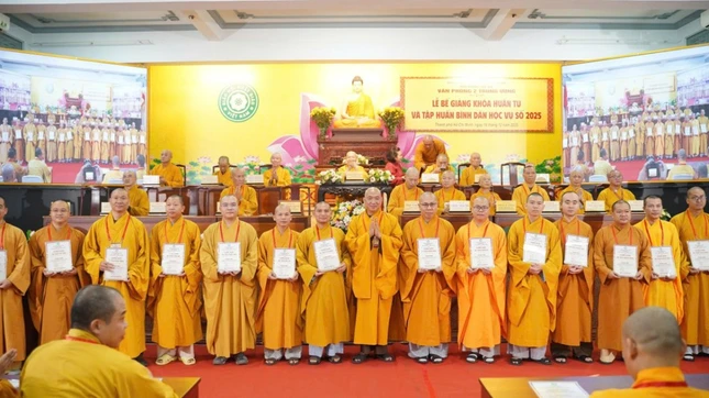 Thượng tọa Thích Phước Nguyên trao đến chư Tôn đức và Tăng Ni sinh