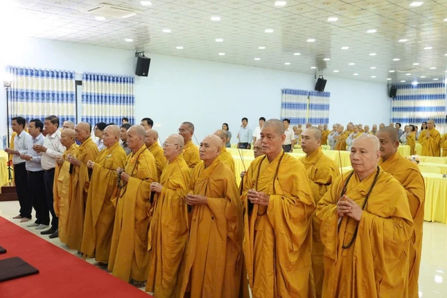 Chư tôn đức và đại diện chính quyền tỉnh, sở tại dâng hương tưởng niệm Đức vua - Phật hoàng Trần Nhân Tông