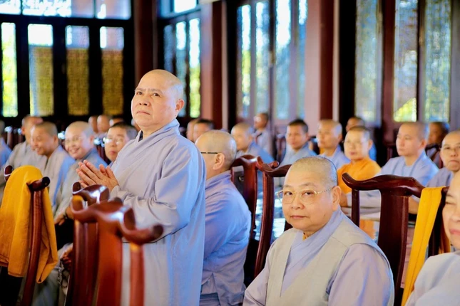 Ni sư Thích nữ Như Hiền phát biểu tại buổi họp Ni sư Thích nữ Như Hiền phát biểu tại buổi họp