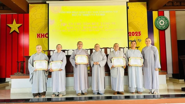 Ni sư Thích nữ Như Hiền đã trao tặng Bằng tuyên dương công đức đến chư Ni có nhiều đóng góp tích cực trong các hoạt động từ thiện, xã hội Ni sư Thích nữ Như Hiền đã trao tặng Bằng tuyên dương công đức đến chư Ni có nhiều đóng góp tích cực trong các hoạt động từ thiện, xã hội