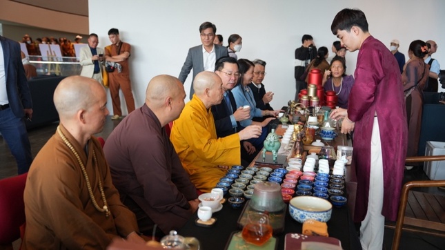 Chư tôn đức và lãnh đạo các cơ quan thưởng trà tại gian hàng trà tại triển lãm