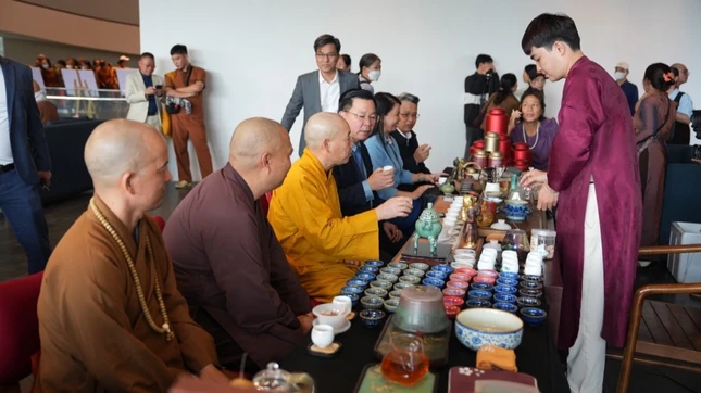 Chư tôn đức và lãnh đạo các cơ quan thưởng trà tại gian hàng trà tại triển lãm