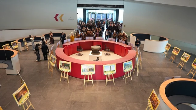 Không gian triển lãm trưng bày gần 50 bức ảnh