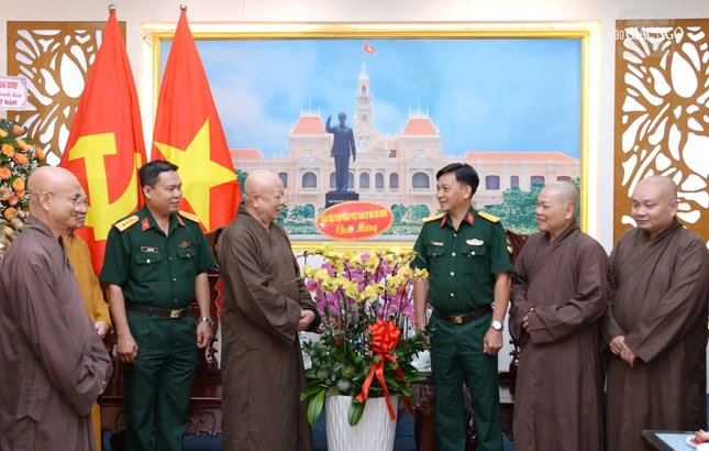 Hòa thượng Thích Lệ Trang chúc mừng đến lãnh đạo, cán bộ, chiến sĩ Bộ Tư lệnh TP.HCM
