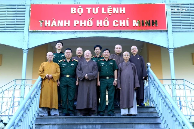 Phái đoàn chụp ảnh lưu niệm tại Trụ sở Bộ Tư lệnh TP.HCM