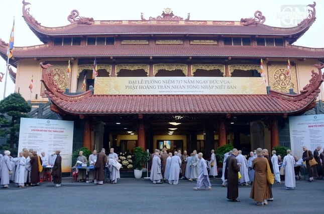 Chư tôn đức Tăng Ni chuẩn bị làm thủ tục tham gia Tuần huân tu và Khóa bồi dưỡng trụ trì năm 2025 tại Việt Nam Quốc Tự