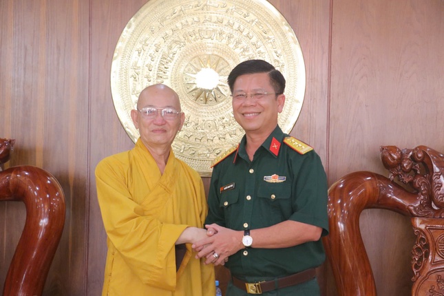 Đại tá Nguyễn Thanh Phong tiếp Thượng tọa Thích Quảng Tâm Đại tá Nguyễn Thanh Phong tiếp Thượng tọa Thích Quảng Tâm