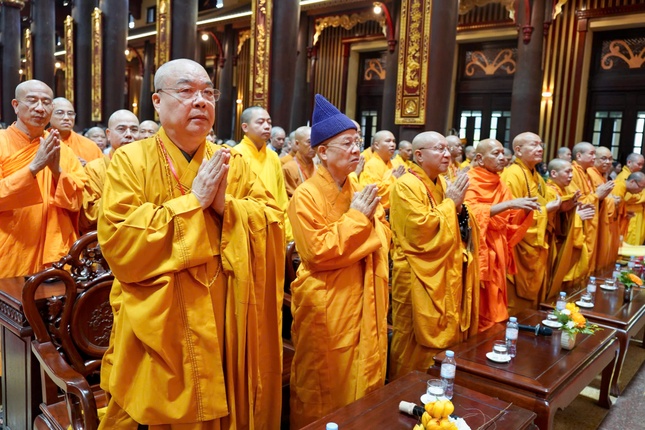 Chư tôn đức Hội đồng Chứng minh, Hội đồng Trị sự, Ban Trị sự tỉnh Quảng Ninh tham dự