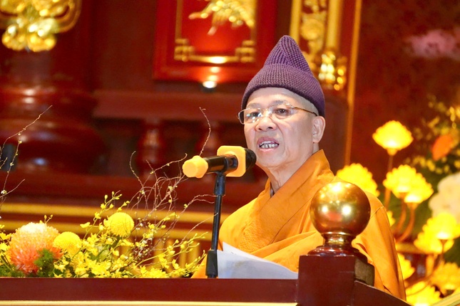 Hòa thượng Thích Thanh Quyết cung tuyên tiểu sử Đức vua - Phật hoàng Trần Nhân Tông.;