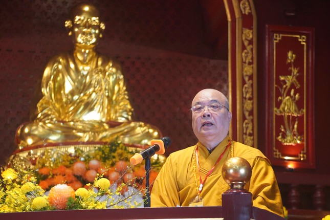 Trưởng lão Hòa thượng Thích Thanh Nhiễu đọc lời tưởng niệm của Trung ương GHPGVN