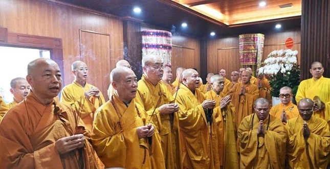 Chư tôn đức Hội đồng Chứng minh, Hội đồng Trị sự dâng hương tưởng niệm