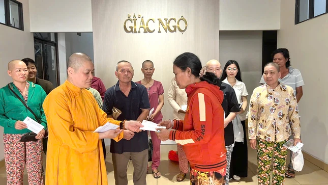 Ni sư Thích nữ Thích nữ Thông Liên trao hỗ trợ đến bệnh nhân có hoàn cảnh khó khăn