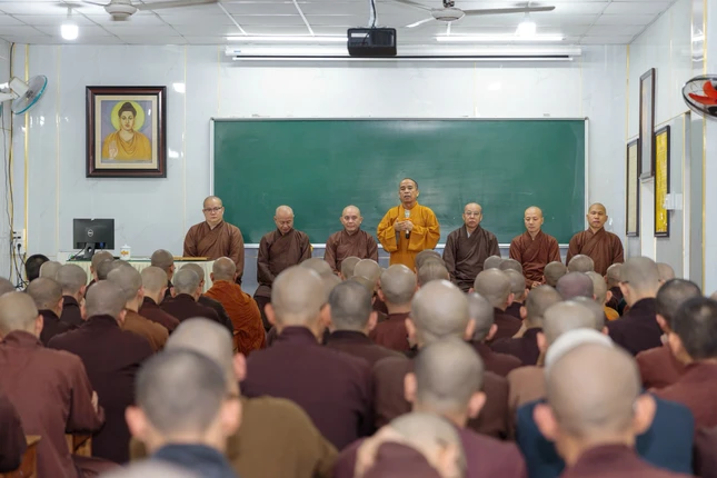 Thượng tọa Thích Viên Trí thay mặt đoàn thăm hỏi và sách tấn đến toàn thể Tăng Ni sinh