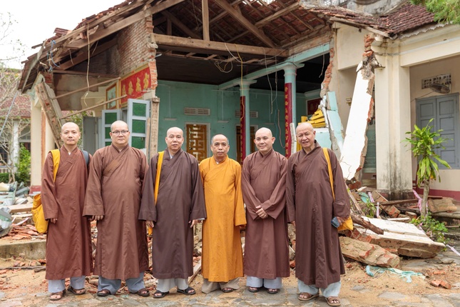 Đoàn chụp ảnh trước căn phòng bị ảnh hưởng bão của Trường Trung cấp Phật học Nguyên Thiều