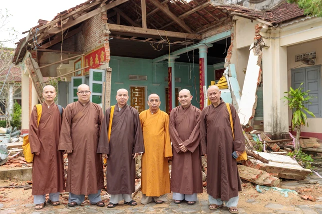 Đoàn chụp ảnh trước căn phòng bị ảnh hưởng bão của Trường Trung cấp Phật học Nguyên Thiều