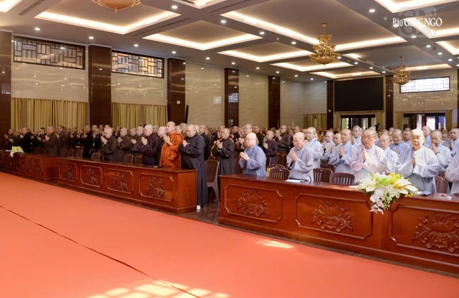 Tăng Ni tham gia thảo luận trong Tuần huân tu và Khóa bồi dưỡng trụ trì tại Việt Nam Quốc Tự