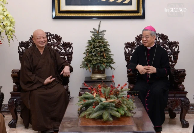 Hai vị lãnh đạo hai tôn giáo tại TP.HCM trò chuyện thân mật Hai vị lãnh đạo hai tôn giáo tại TP.HCM trò chuyện thân mật