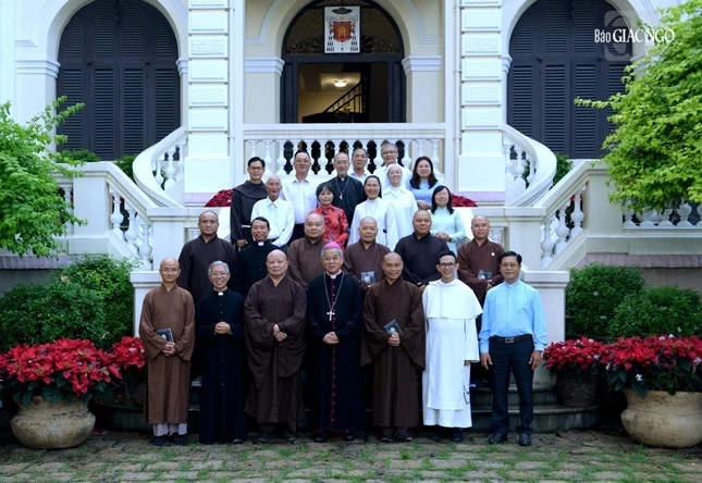 Phái đoàn chụp ảnh lưu niệm tại Tòa Tổng Giám mục TP.HCM Phái đoàn chụp ảnh lưu niệm tại Tòa Tổng Giám mục TP.HCM