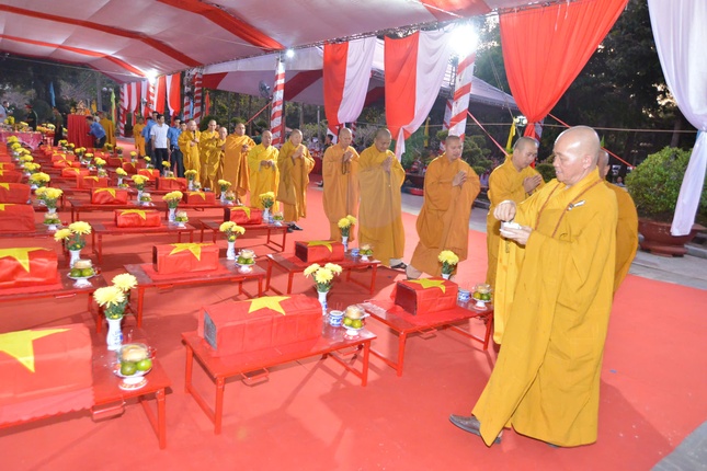 Thực hiện nghi thức tâm tâm tưởng niệm hài cốt anh hùng, liệt sĩ quân tình nguyện và chuyên gia Việt Nam hy sinh tại Campuchia đưa về nước đợt 1