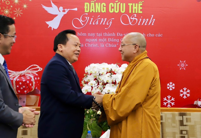 Hòa thượng Thích Gia Quang chúc mừng Giáng sinh đến Mục sư Bùi Văn Sản