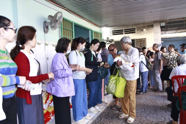 Đoàn trao quà đến 195 gia đình người mù khó khăn tại tỉnh Đồng Nai