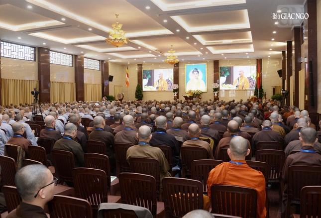 Thượng tọa Thích Giác Dũng chia sẻ với gần 1.000 Tăng Ni trong Tuần huân tu và Khóa bồi dưỡng trụ trì năm 2025 do Ban Trị sự GHPGVN TP.HCM tổ chức