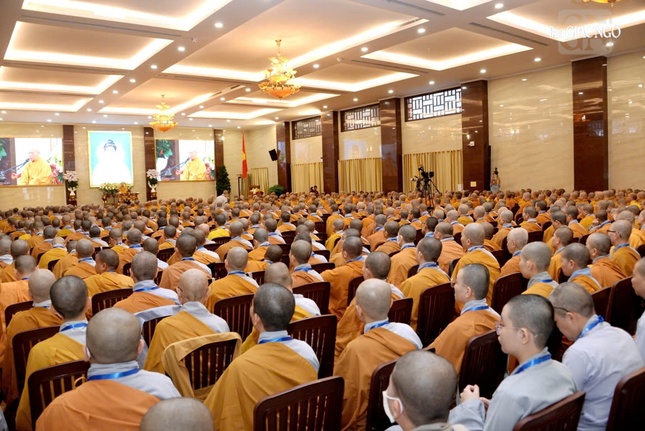 Trưởng lão Hòa thượng Thích Thiện Nhơn, Phó Pháp chủ Hội đồng Chứng minh, Chủ tịch Hội đồng Trị sự, Trưởng ban Tăng sự T.Ư quang lâm Việt Nam Quốc Tự thăm và sách tấn cho gần 1.000 Tăng Ni