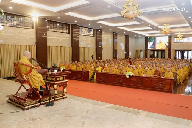 Trưởng lão Hòa thượng Thích Thiện Nhơn sách tấn Tăng Ni tại Tuần huân tu và Khóa bồi dưỡng trụ trì 2025 do Ban Thường trực Ban Trị sự GHPGVN TP.HCM tổ chức