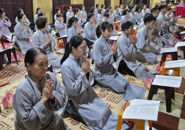 Đạo tràng tụng kinh và niệm danh hiệu Đức Phật A Di Đà