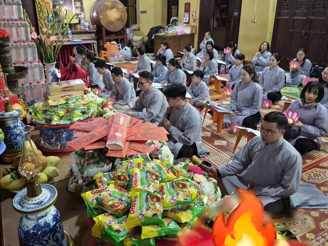 Khóa lễ diễn ra trang nghiêm tại chính điện chùa Quán Sứ