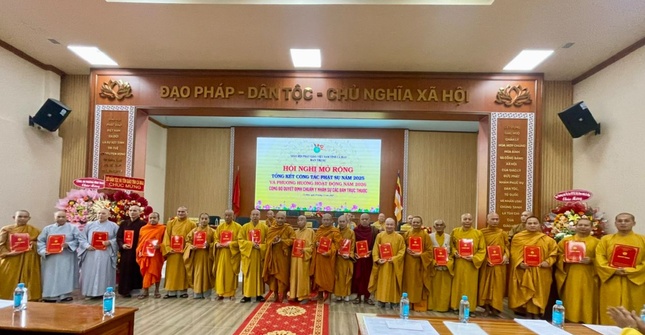 Ban Trị sự tỉnh trao quyết định chuẩn y nhân sự của 12 ban trực thuộc nhiệm kỳ 2022-2027 Ban Trị sự tỉnh trao quyết định chuẩn y nhân sự của 12 ban trực thuộc nhiệm kỳ 2022-2027