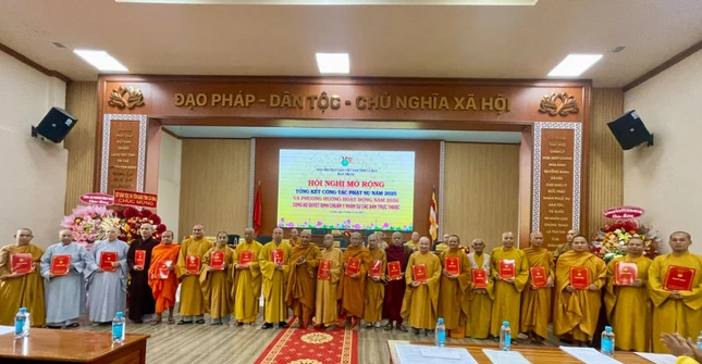 Ban Trị sự tỉnh trao quyết định chuẩn y nhân sự của 12 ban trực thuộc nhiệm kỳ 2022-2027