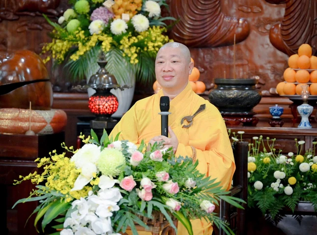 Thượng tọa Thích Thiện Thuận thuyết giảng với chủ đề “Tỉnh thức bằng tình người”